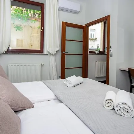 Inpoint 2-bedrooms With Private Garden And Free Parking شقة كراكوفيا