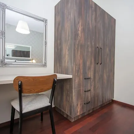 Inpoint 2-bedrooms With Private Garden And Free Parking דירה קרקוב