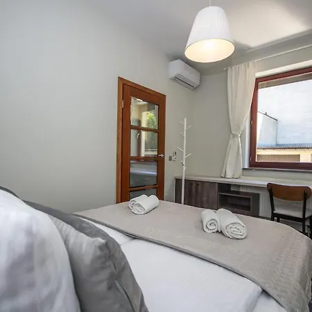 Inpoint 2-bedrooms With Private Garden And Free Parking דירה קרקוב